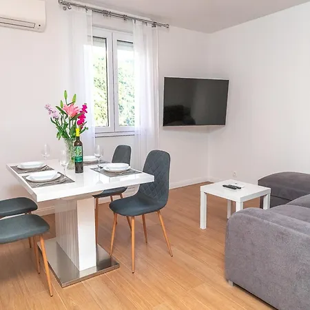Matea - Two Bedroom With Balcony And Sea View Mokošica
