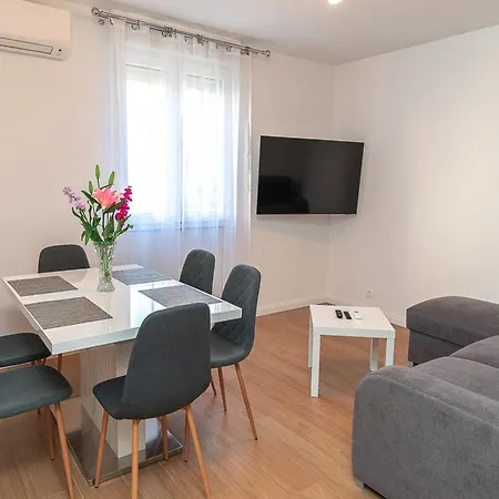 Matea - Two Bedroom With Balcony And Sea View Apartment Mokosica